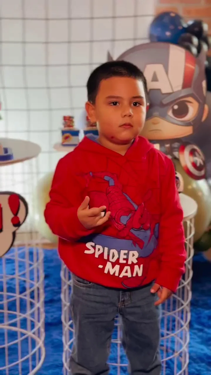 Niño con buzo rojo en su cumpleaños de superhéroes
