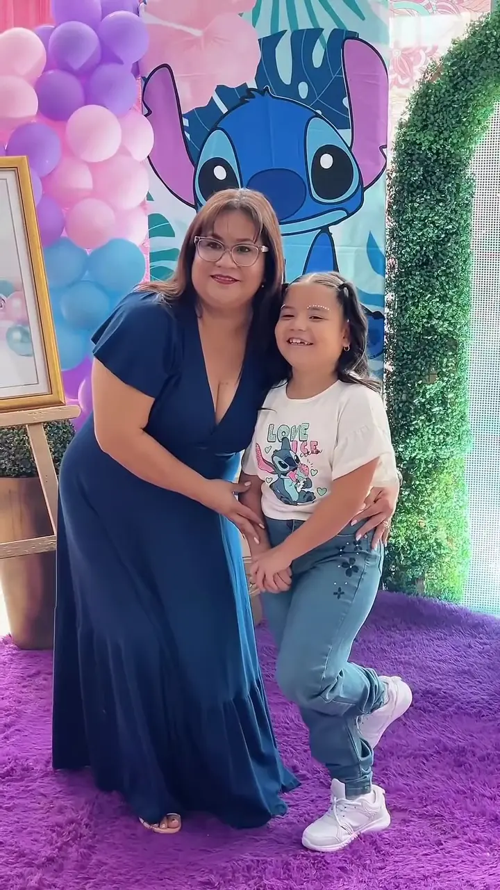 Abuela y nieta en un cumpleaños con decoración de Stitch