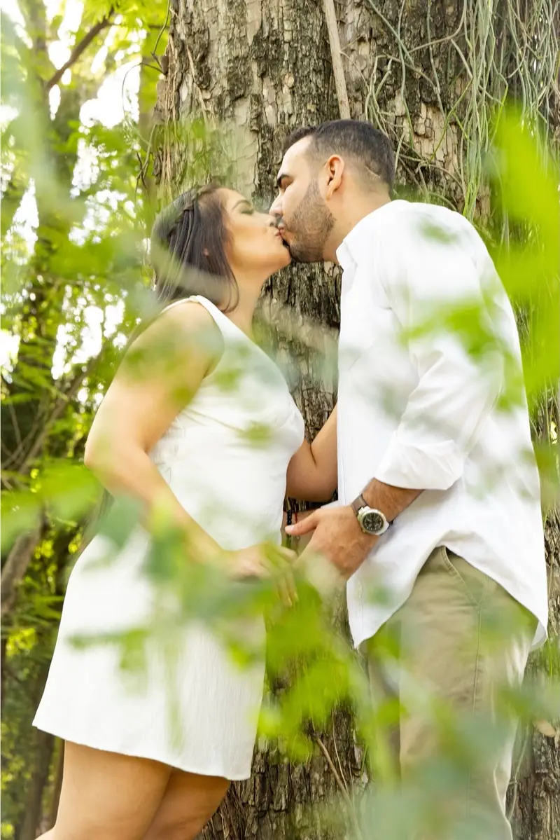 Pareja abrazada en un parque al atardecer
