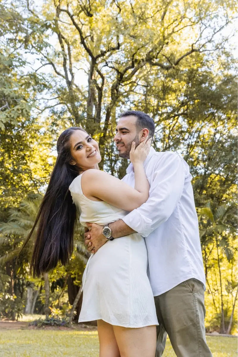 Pareja de novios caminando por un sendero de piedra