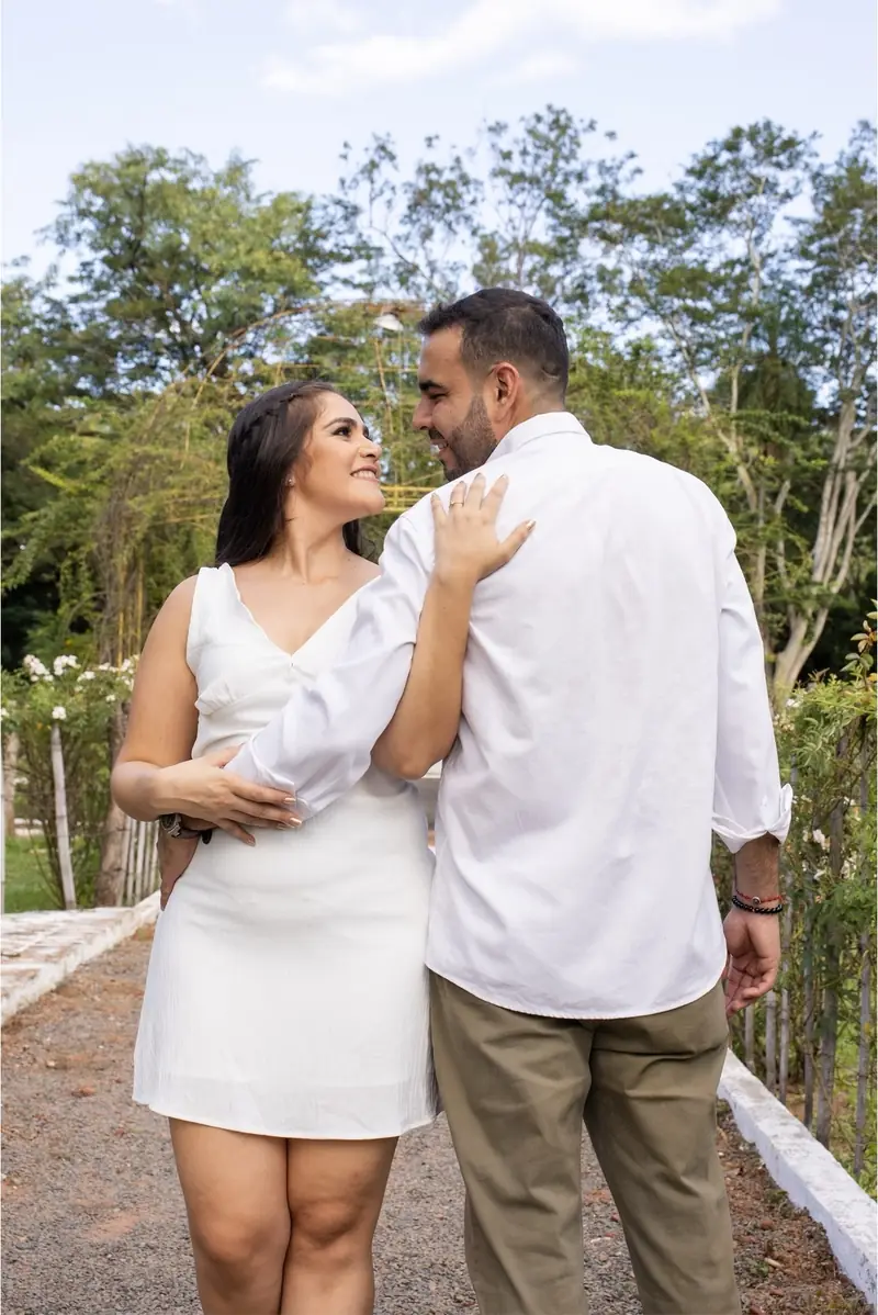 Pareja de pie en un camino arbolado