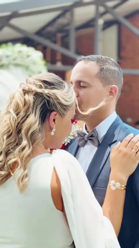 Beso de los novios al final de la ceremonia