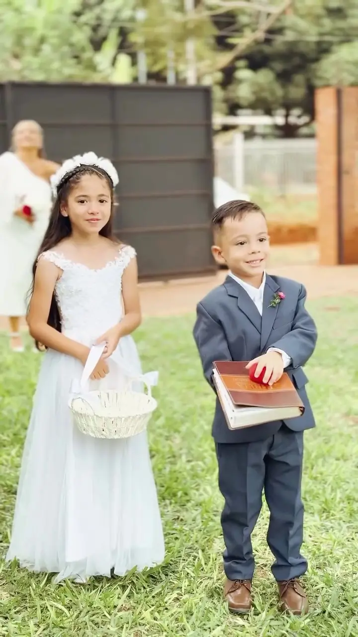 Pajes de la boda, una niña de blanco y un niño de traje