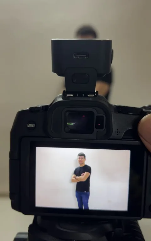 La cámara de Elías en el estudio durante una sesión de retrato