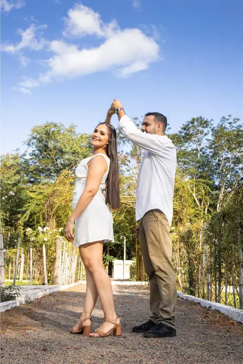 Pareja bailando en un mirador con el cielo de fondo