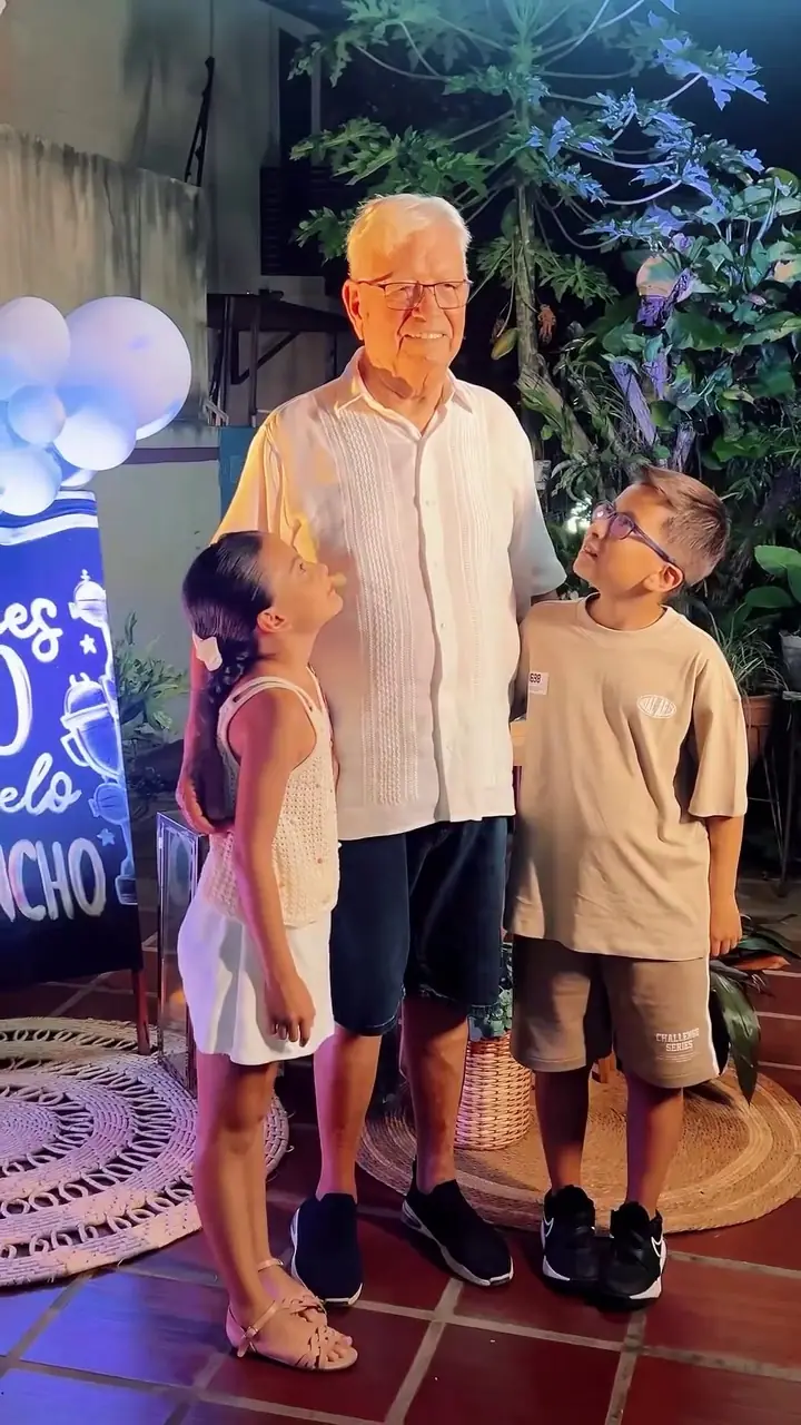 Abuelo festejando sus noventa años con la familia